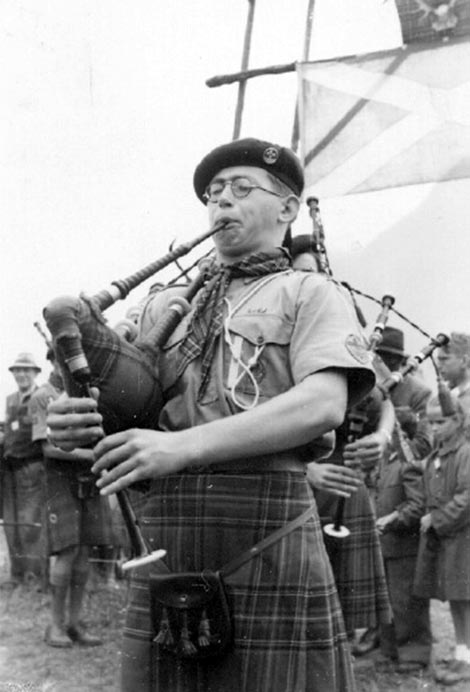 Ein schottischer Pfadfinder zeigt sein musikalisches Talent.