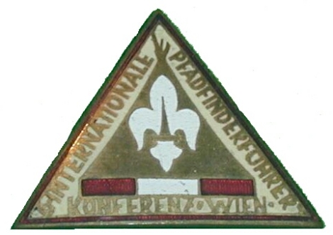 Dreieckiges Abzeichen mit Lilie und Schrift auf den drei Seiten
