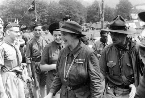 Lady Baden Powell im Lager der Schweizer Pfadfinder. 