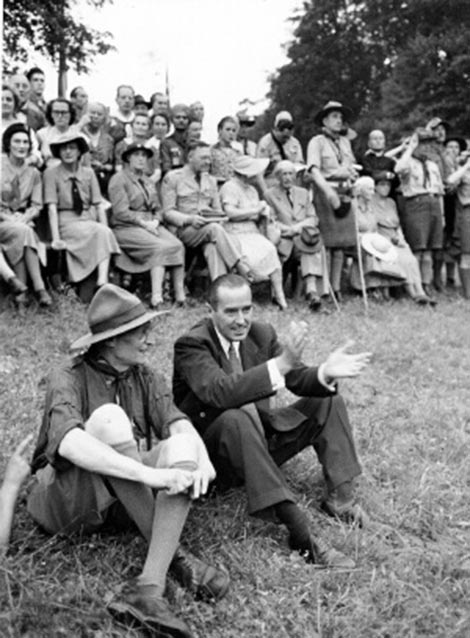 PÖ-Präs. G. Reininghaus und US-Hochkommissar Donnelly am Jamboree (3. v.l. sitzend Lady Baden Powell).