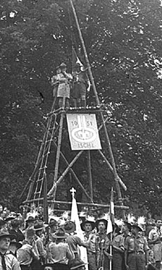A. Klarer und J. S. Wilson bei der Eröffnung, mit ihnen steht FM Haderer aus Wels, OÖ auf dem Turm